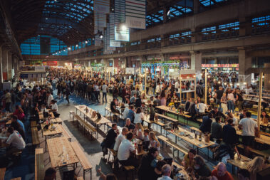Photo en vue plongée de la 8e édition, montrant l'espace LSFF Experience dans l'effervescence du festival.
