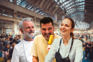 Les chefs Mathieu Viannay, Sébastien Bouillet et Tania Cadeddu posent ensemble sur l’espace privatif LSFF Expérience, avec en arrière-plan l’effervescence du festival